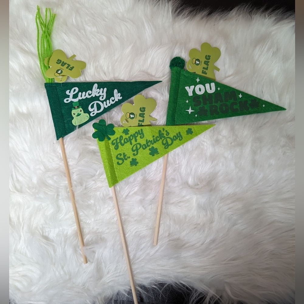 Set of 3 St.Paddy’s day flags , all are new 12” long
St. Patrick’s day parade